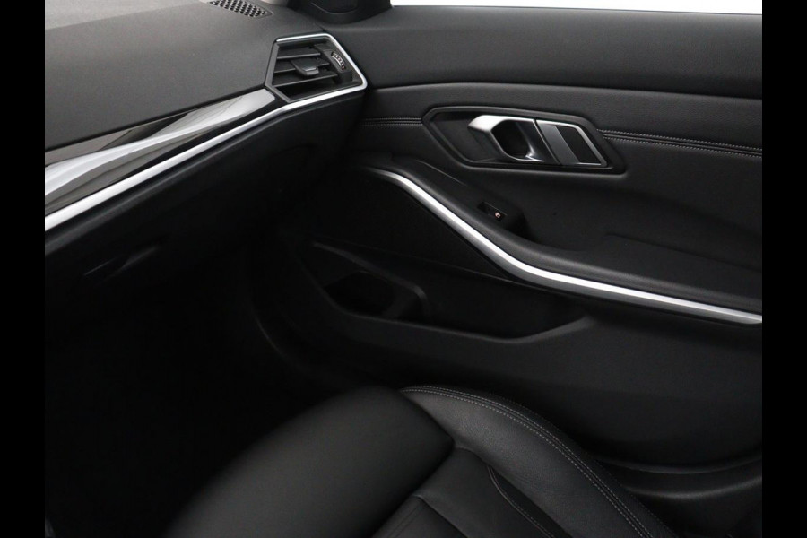 BMW 3 Serie Touring 318i Business Edition Plus | Leder | Stoelverwarming | Carplay | Virtueel dashboard | Cruise control | Climate control | Park assist | Full LED |