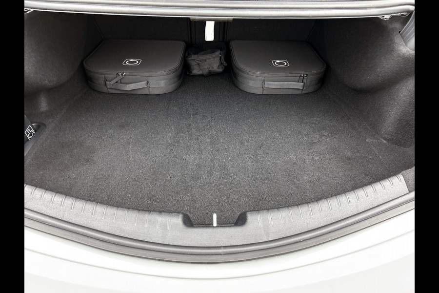 Mercedes-Benz CLE Coupé 300 e AMG Plug-In Hybride AMG Premium | Night Pakket | Digital Licht | Memory Voorstoelen | Stuur en Stoelverwarming Inclusief 24 maanden Mercedes-Benz Certified garantie voor Europa.