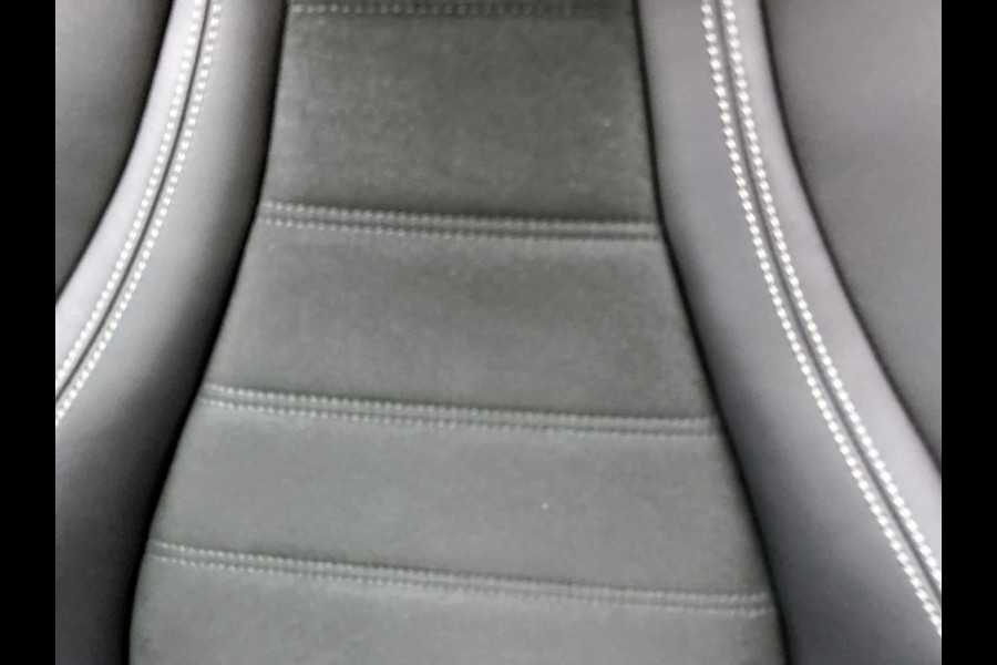 Mercedes-Benz CLE Coupé 300 e AMG Plug-In Hybride AMG Premium | Night Pakket | Digital Licht | Memory Voorstoelen | Stuur en Stoelverwarming Inclusief 24 maanden Mercedes-Benz Certified garantie voor Europa.