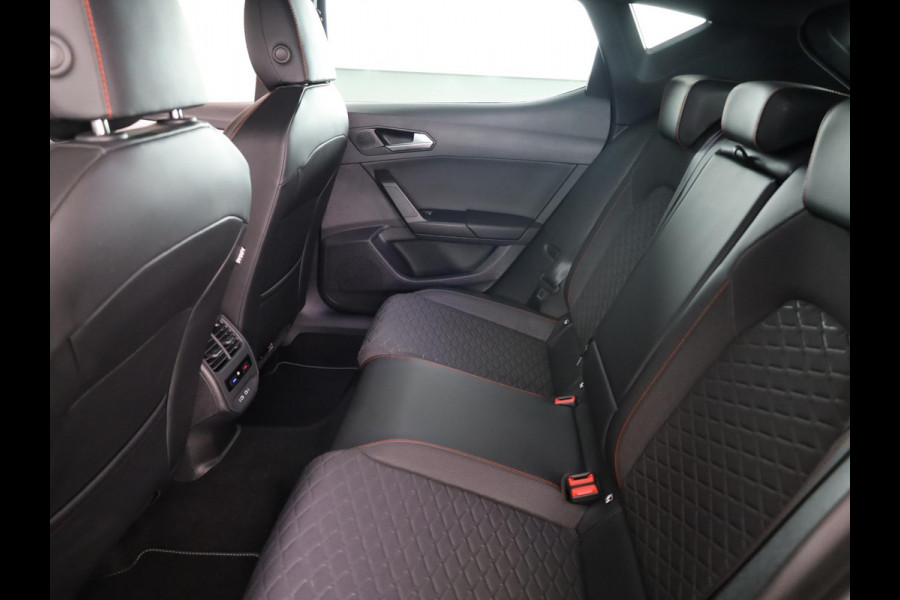 Seat Leon 1.5 eTSI FR Launch Edition Full map navigatie | Dodehoek detectie | Adaptive Cruise Control | 18 inch lm-velgen | Apple Car Play / Android Auto | Rijstrooksensor met correctie | Climat Control