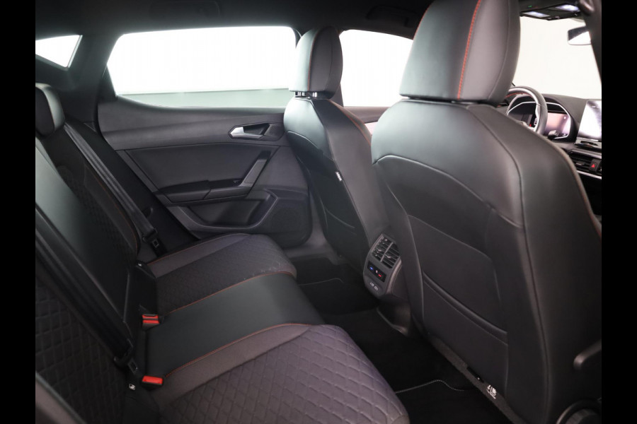 Seat Leon 1.5 eTSI FR Launch Edition Full map navigatie | Dodehoek detectie | Adaptive Cruise Control | 18 inch lm-velgen | Apple Car Play / Android Auto | Rijstrooksensor met correctie | Climat Control