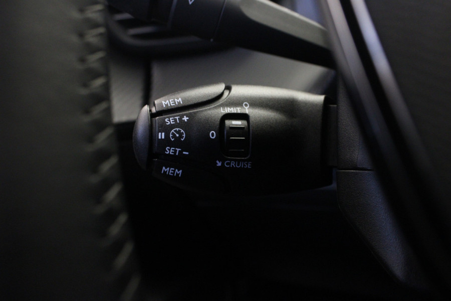 Peugeot 2008 1.2 PureTech Blue Lease Allure |Navi|Camera|
