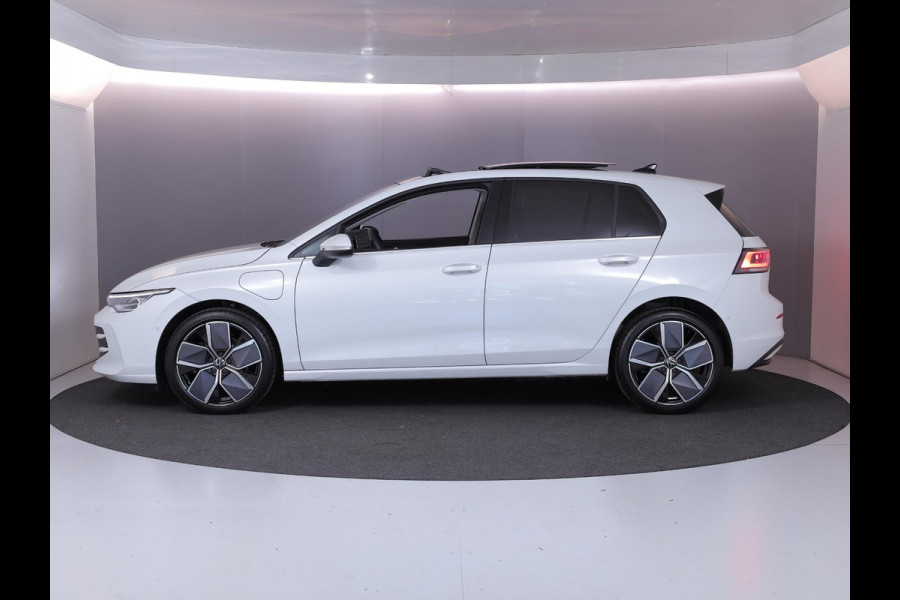 Volkswagen Golf 1.5 eHybrid Style Edition 204 pk Automaat (DSG) | Verlengde garantie | Navigatie | Panoramadak | Trekhaak (wegklapbaar) | Parkeersensoren (Park assist) | Achteruitrijcamera | Head-up display |