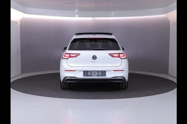 Volkswagen Golf 1.5 eHybrid Style Edition 204 pk Automaat (DSG) | Verlengde garantie | Navigatie | Panoramadak | Trekhaak (wegklapbaar) | Parkeersensoren (Park assist) | Achteruitrijcamera | Head-up display |