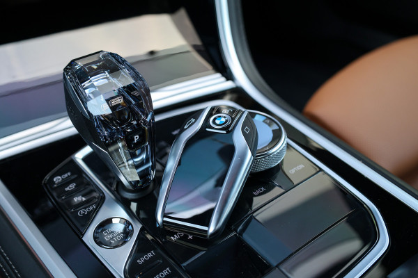 BMW 8 Serie M850i xDrive High Executive | VOL! | DEALER ONDH | CARBON | B&W | NAP | 4WIELSTUURING | HUD | 360 |