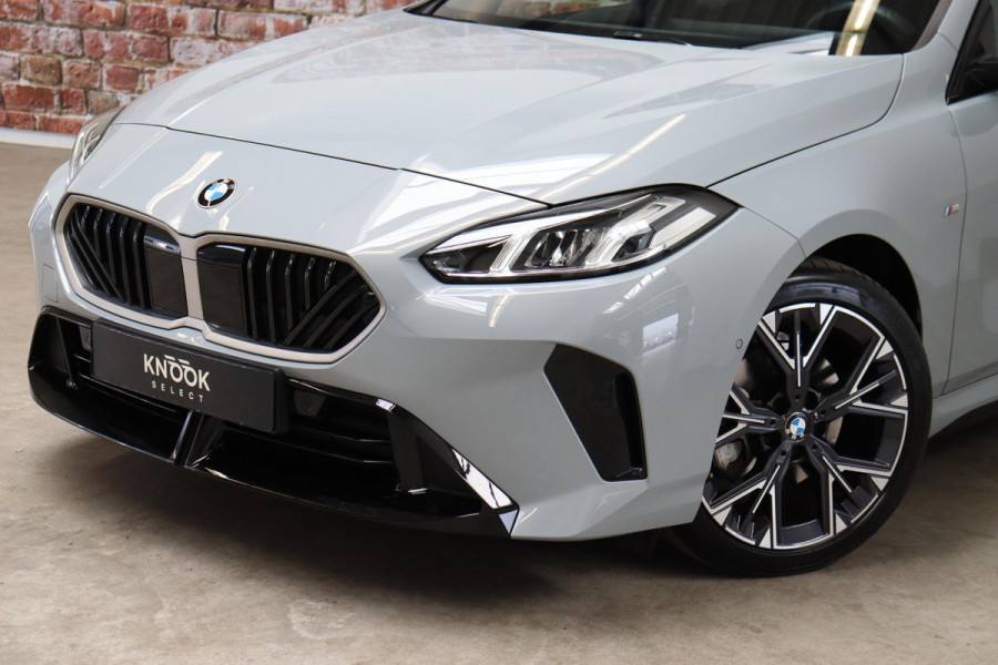 BMW 1-serie 120i High Executive M Sport Pakket Automaat / Adaptief M-onderstel / Sportstoelen / Driving Assistant / Active Guard / Parkeerhulpsysteem / Hoogglans Shadow line