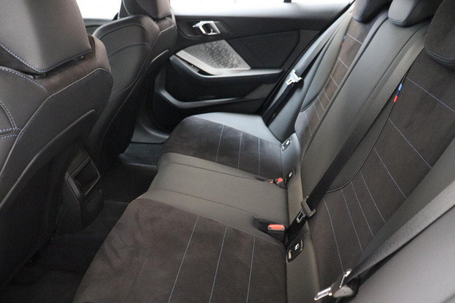 BMW 1-serie 120i High Executive M Sport Pakket Automaat / Adaptief M-onderstel / Sportstoelen / Driving Assistant / Active Guard / Parkeerhulpsysteem / Hoogglans Shadow line