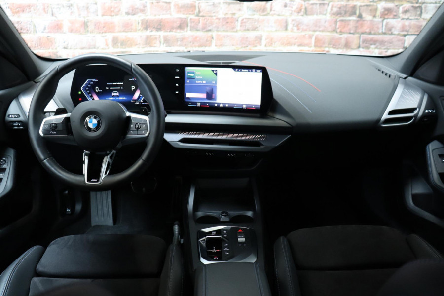 BMW 1-serie 120i High Executive M Sport Pakket Automaat / Adaptief M-onderstel / Sportstoelen / Driving Assistant / Active Guard / Parkeerhulpsysteem / Hoogglans Shadow line