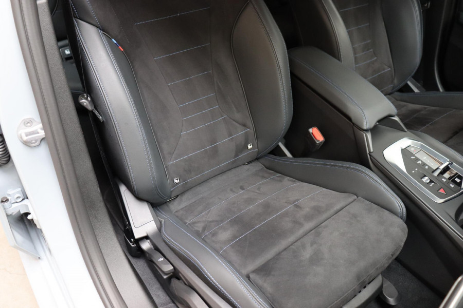 BMW 1-serie 120i High Executive M Sport Pakket Automaat / Adaptief M-onderstel / Sportstoelen / Driving Assistant / Active Guard / Parkeerhulpsysteem / Hoogglans Shadow line