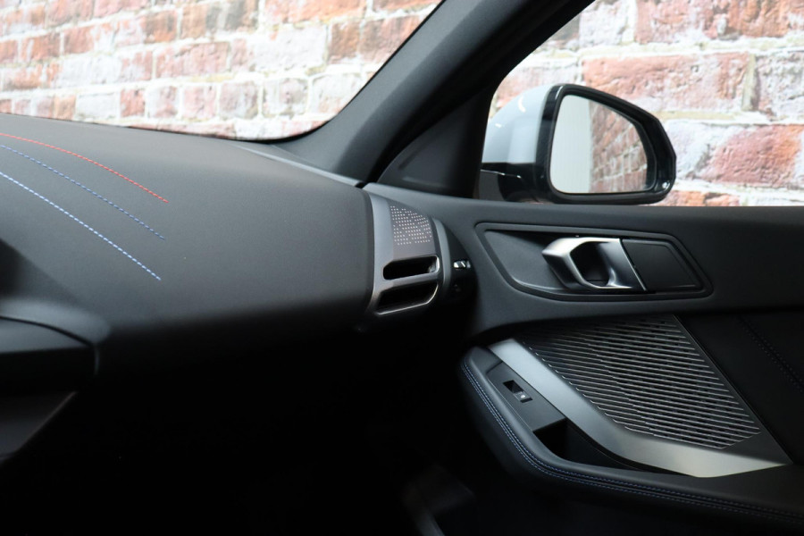 BMW 1-serie 120i High Executive M Sport Pakket Automaat / Adaptief M-onderstel / Sportstoelen / Driving Assistant / Active Guard / Parkeerhulpsysteem / Hoogglans Shadow line
