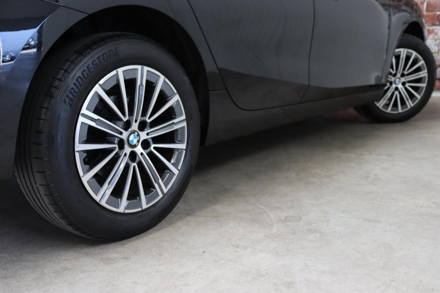 BMW 2 Serie Active Tourer 218i Executive Luxury Line Automaat / Widescreen Display / Navigatiesysteem / Harman Kardon / DAB / Parkeerhulpsysteem / Comfortpakket / Extra Getint glas / 17 Inch