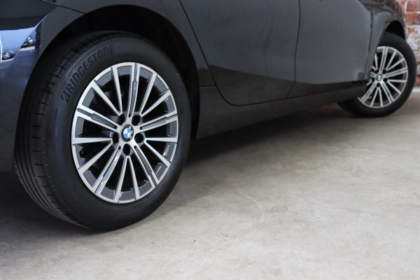 BMW 2 Serie Active Tourer 218i Executive Luxury Line Automaat / Widescreen Display / Navigatiesysteem / Harman Kardon / DAB / Parkeerhulpsysteem / Comfortpakket / Extra Getint glas / 17 Inch