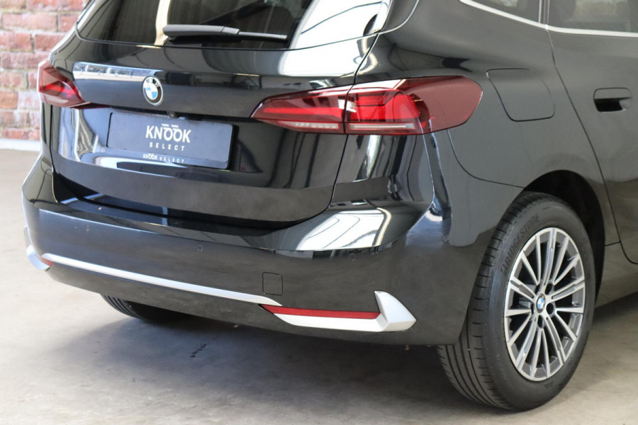 BMW 2 Serie Active Tourer 218i Executive Luxury Line Automaat / Widescreen Display / Navigatiesysteem / Harman Kardon / DAB / Parkeerhulpsysteem / Comfortpakket / Extra Getint glas / 17 Inch