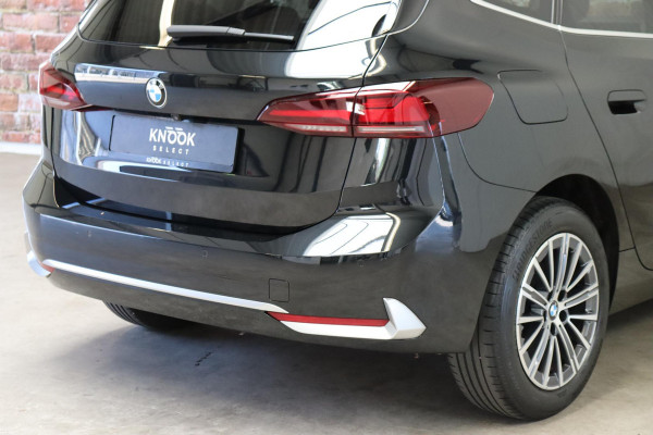 BMW 2 Serie Active Tourer 218i Executive Luxury Line Automaat / Widescreen Display / Navigatiesysteem / Harman Kardon / DAB / Parkeerhulpsysteem / Comfortpakket / Extra Getint glas / 17 Inch