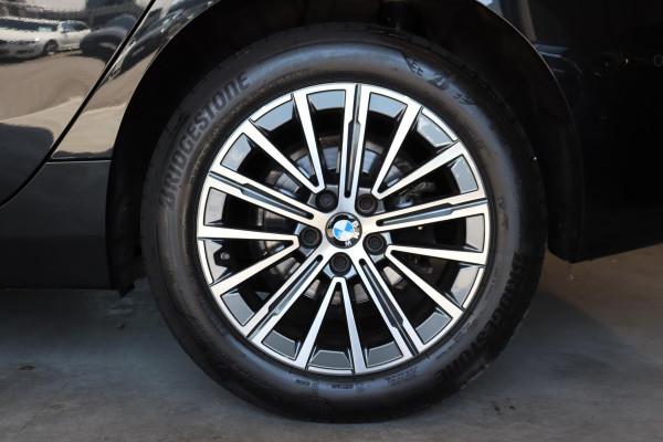 BMW 2 Serie Active Tourer 218i Executive Luxury Line Automaat / Widescreen Display / Navigatiesysteem / Harman Kardon / DAB / Parkeerhulpsysteem / Comfortpakket / Extra Getint glas / 17 Inch