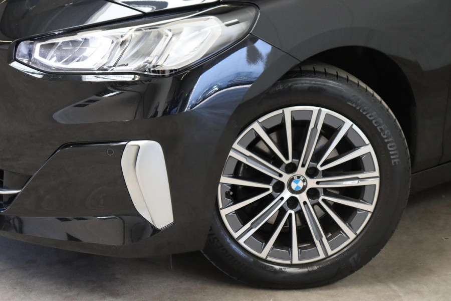 BMW 2 Serie Active Tourer 218i Executive Luxury Line Automaat / Widescreen Display / Navigatiesysteem / Harman Kardon / DAB / Parkeerhulpsysteem / Comfortpakket / Extra Getint glas / 17 Inch