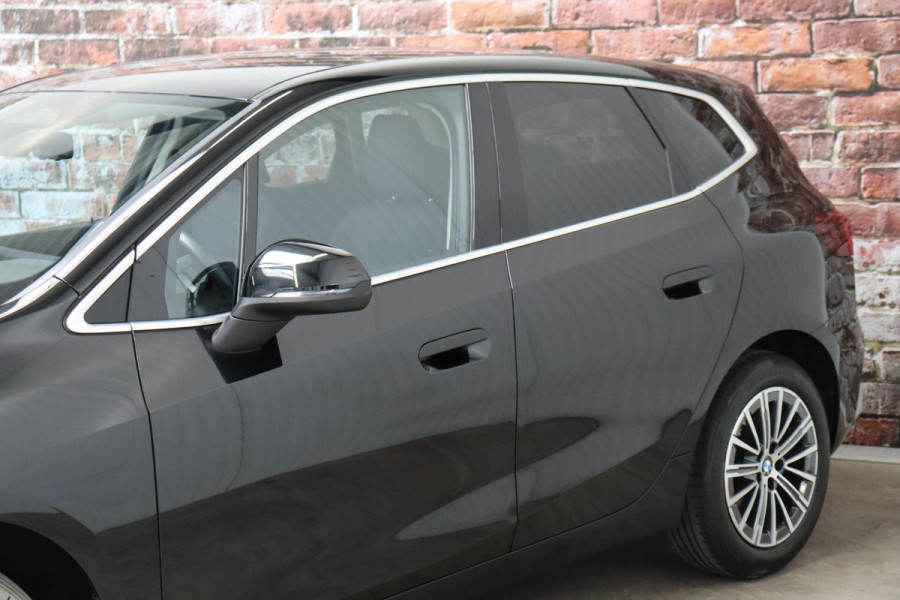 BMW 2 Serie Active Tourer 218i Executive Luxury Line Automaat / Widescreen Display / Navigatiesysteem / Harman Kardon / DAB / Parkeerhulpsysteem / Comfortpakket / Extra Getint glas / 17 Inch