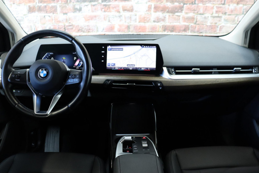 BMW 2 Serie Active Tourer 218i Executive Luxury Line Automaat / Widescreen Display / Navigatiesysteem / Harman Kardon / DAB / Parkeerhulpsysteem / Comfortpakket / Extra Getint glas / 17 Inch
