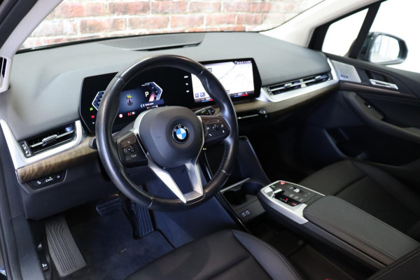 BMW 2 Serie Active Tourer 218i Executive Luxury Line Automaat / Widescreen Display / Navigatiesysteem / Harman Kardon / DAB / Parkeerhulpsysteem / Comfortpakket / Extra Getint glas / 17 Inch