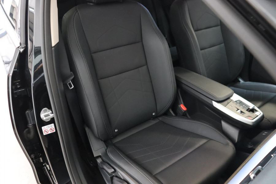 BMW 2 Serie Active Tourer 218i Executive Luxury Line Automaat / Widescreen Display / Navigatiesysteem / Harman Kardon / DAB / Parkeerhulpsysteem / Comfortpakket / Extra Getint glas / 17 Inch