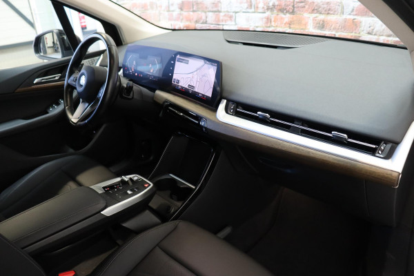 BMW 2 Serie Active Tourer 218i Executive Luxury Line Automaat / Widescreen Display / Navigatiesysteem / Harman Kardon / DAB / Parkeerhulpsysteem / Comfortpakket / Extra Getint glas / 17 Inch