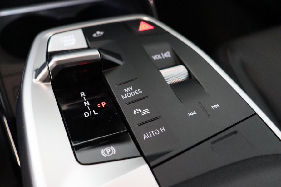 BMW 2 Serie Active Tourer 218i Executive Luxury Line Automaat / Widescreen Display / Navigatiesysteem / Harman Kardon / DAB / Parkeerhulpsysteem / Comfortpakket / Extra Getint glas / 17 Inch