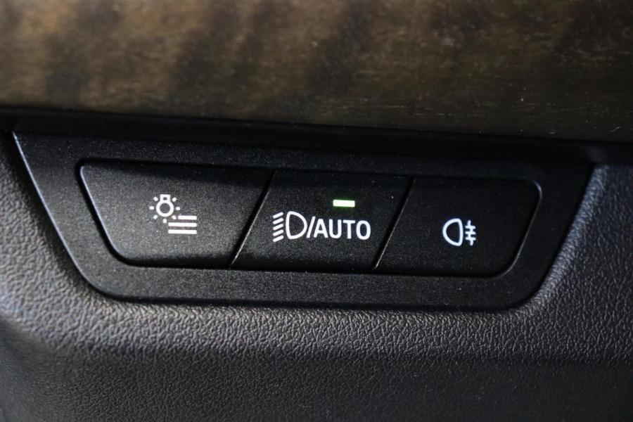 BMW 2 Serie Active Tourer 218i Executive Luxury Line Automaat / Widescreen Display / Navigatiesysteem / Harman Kardon / DAB / Parkeerhulpsysteem / Comfortpakket / Extra Getint glas / 17 Inch