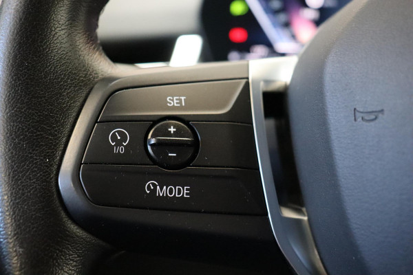 BMW 2 Serie Active Tourer 218i Executive Luxury Line Automaat / Widescreen Display / Navigatiesysteem / Harman Kardon / DAB / Parkeerhulpsysteem / Comfortpakket / Extra Getint glas / 17 Inch