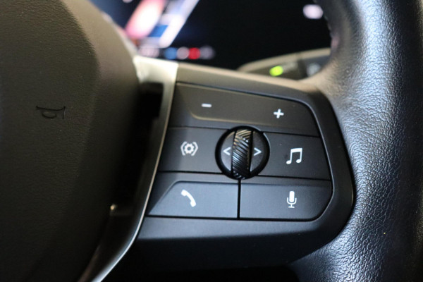 BMW 2 Serie Active Tourer 218i Executive Luxury Line Automaat / Widescreen Display / Navigatiesysteem / Harman Kardon / DAB / Parkeerhulpsysteem / Comfortpakket / Extra Getint glas / 17 Inch