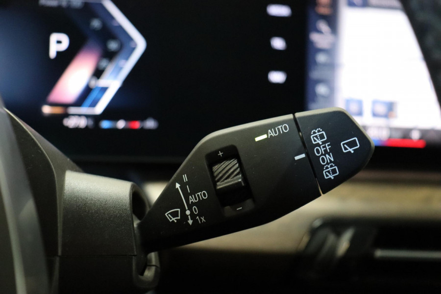 BMW 2 Serie Active Tourer 218i Executive Luxury Line Automaat / Widescreen Display / Navigatiesysteem / Harman Kardon / DAB / Parkeerhulpsysteem / Comfortpakket / Extra Getint glas / 17 Inch