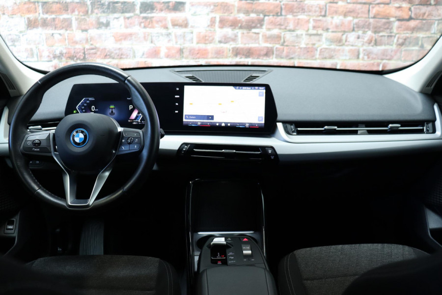 BMW X1 xDrive25e Executive Automaat / Navigatiesysteem / Climate Control / LED / M Dakreling / Active Guard / Parkeerhulpsysteem / DAB / Cruise Control