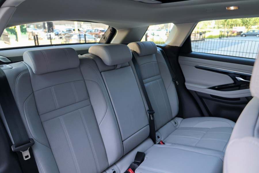 Land Rover Range Rover Evoque 1.5 P300e AWD S | PANO | 360 | ELEK TREKHAAK | DEALER ONDH | ELEK STOELEN |