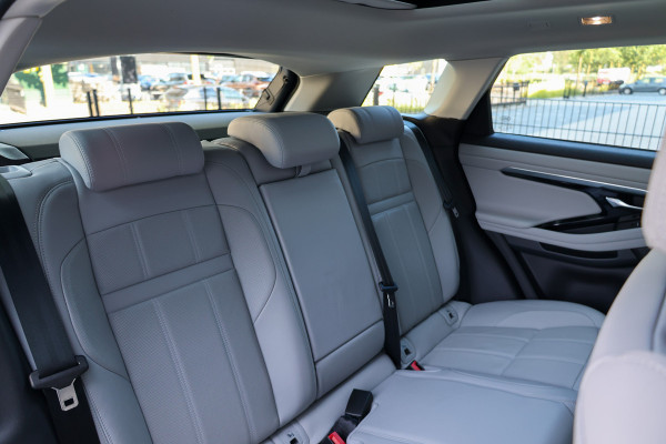 Land Rover Range Rover Evoque 1.5 P300e AWD S | PANO | 360 | ELEK TREKHAAK | DEALER ONDH | ELEK STOELEN |