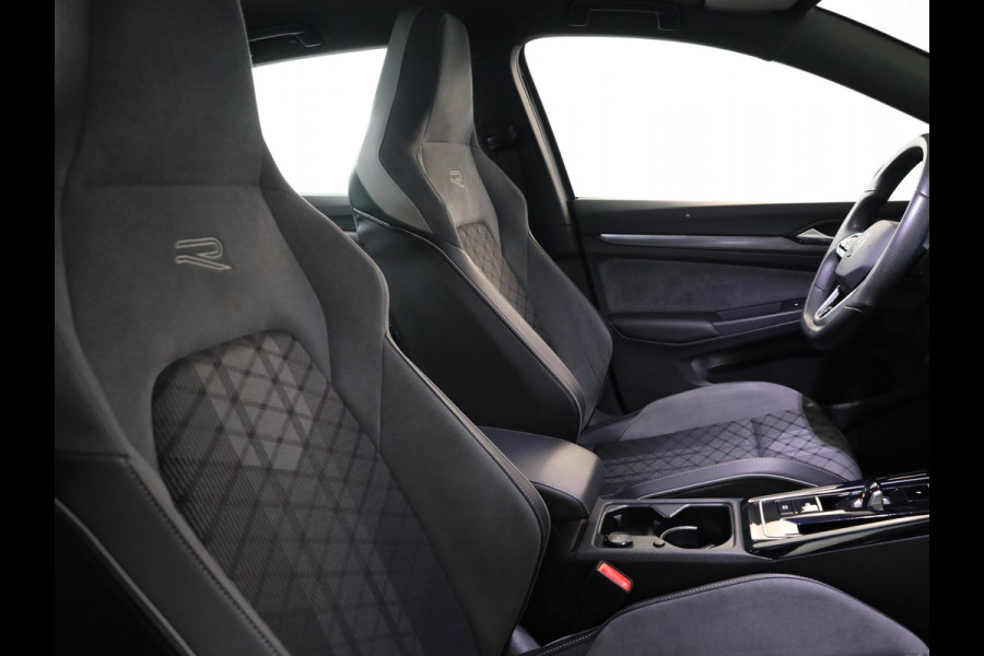 Volkswagen Golf 1.5 eTSI R-Line 130 pk Automaat (DSG) | Navigatie via App | Parkeersensoren | Autom. airco | Apple Carplay/Android Auto | R-Line |