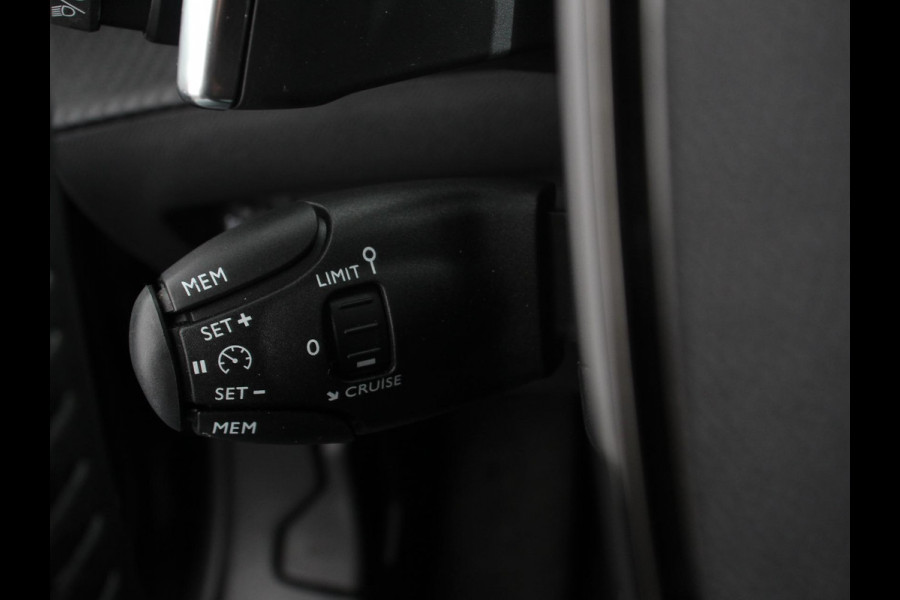 Peugeot 2008 1.2 Hybrid 145 Style Automaat Climate control Cruise control Apple Carplay/ Android Auto led Lichtmetalen velgen Parkeersensoren