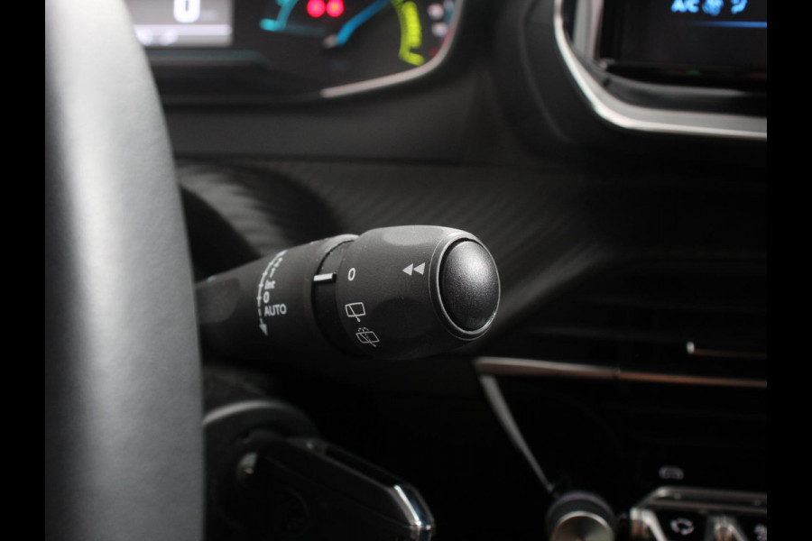 Peugeot 2008 1.2 Hybrid 145 Style Automaat Climate control Cruise control Apple Carplay/ Android Auto led Lichtmetalen velgen Parkeersensoren