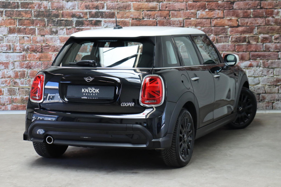 MINI Hatchback Cooper Camden Edition Automaat 5 deurs / Navigatiesysteem / DAB-Tuner / Bluetooth / Driving Assistant / LED-koplamp / Climate Control / Lichtpakket / Parkeersensoren / 16 Inch / Sfeerverlichting