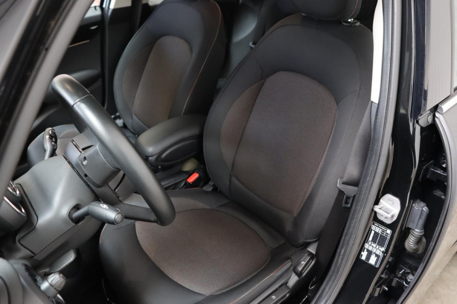 MINI Hatchback Cooper Camden Edition Automaat 5 deurs / Navigatiesysteem / DAB-Tuner / Bluetooth / Driving Assistant / LED-koplamp / Climate Control / Lichtpakket / Parkeersensoren / 16 Inch / Sfeerverlichting