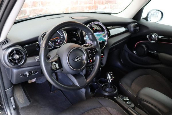 MINI Hatchback Cooper Camden Edition Automaat 5 deurs / Navigatiesysteem / DAB-Tuner / Bluetooth / Driving Assistant / LED-koplamp / Climate Control / Lichtpakket / Parkeersensoren / 16 Inch / Sfeerverlichting