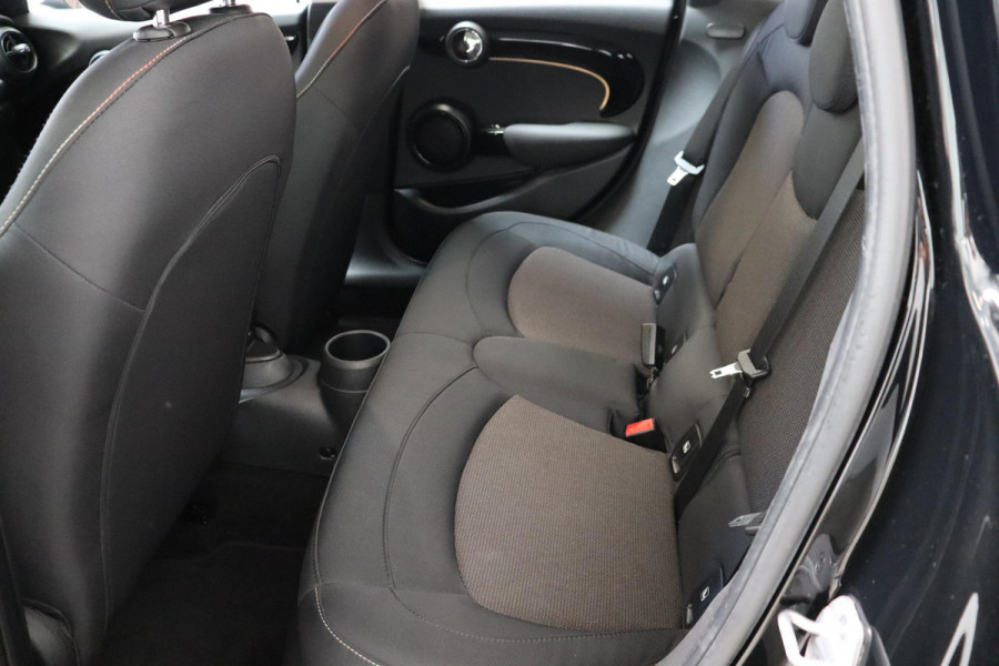 MINI Hatchback Cooper Camden Edition Automaat 5 deurs / Navigatiesysteem / DAB-Tuner / Bluetooth / Driving Assistant / LED-koplamp / Climate Control / Lichtpakket / Parkeersensoren / 16 Inch / Sfeerverlichting