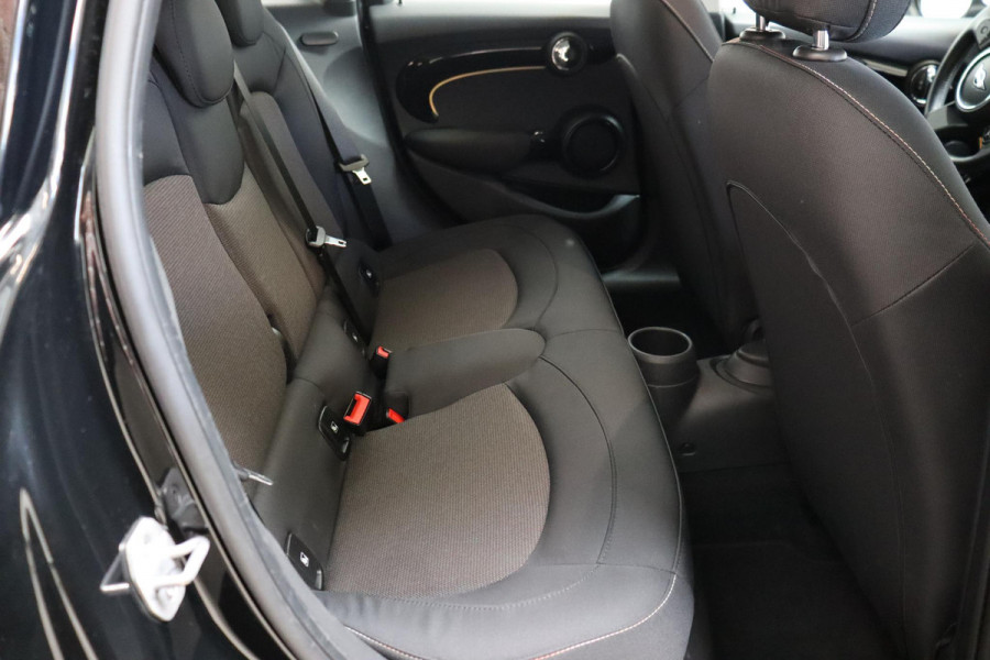 MINI Hatchback Cooper Camden Edition Automaat 5 deurs / Navigatiesysteem / DAB-Tuner / Bluetooth / Driving Assistant / LED-koplamp / Climate Control / Lichtpakket / Parkeersensoren / 16 Inch / Sfeerverlichting