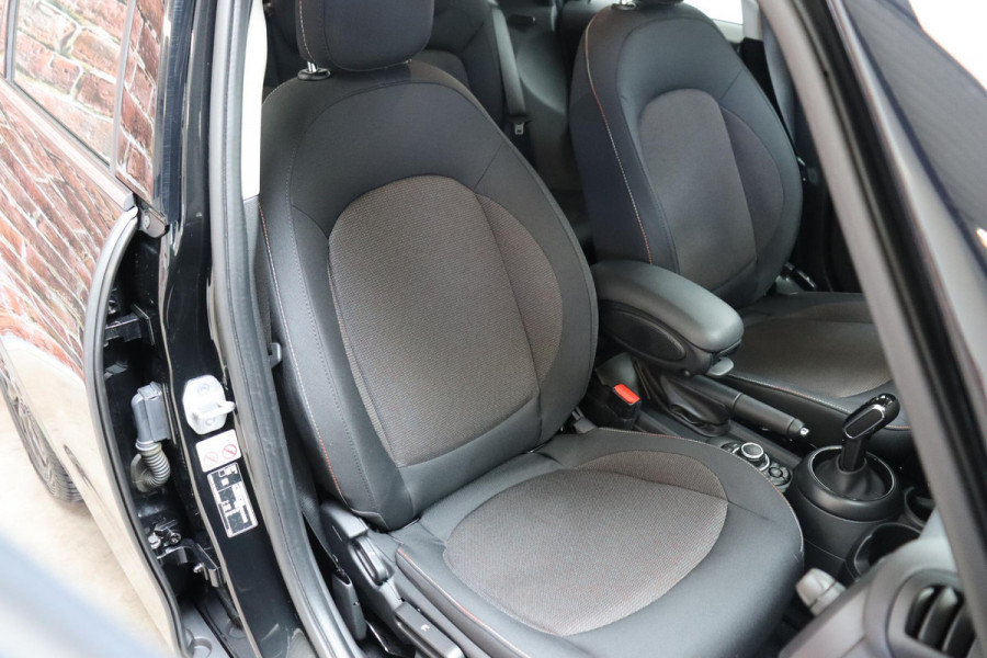 MINI Hatchback Cooper Camden Edition Automaat 5 deurs / Navigatiesysteem / DAB-Tuner / Bluetooth / Driving Assistant / LED-koplamp / Climate Control / Lichtpakket / Parkeersensoren / 16 Inch / Sfeerverlichting