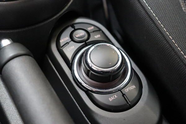 MINI Hatchback Cooper Camden Edition Automaat 5 deurs / Navigatiesysteem / DAB-Tuner / Bluetooth / Driving Assistant / LED-koplamp / Climate Control / Lichtpakket / Parkeersensoren / 16 Inch / Sfeerverlichting
