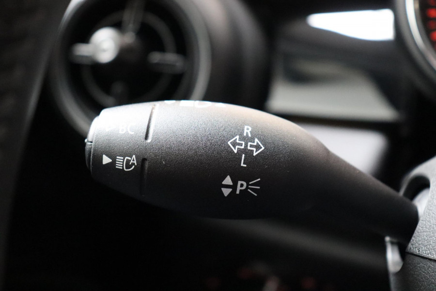 MINI Hatchback Cooper Camden Edition Automaat 5 deurs / Navigatiesysteem / DAB-Tuner / Bluetooth / Driving Assistant / LED-koplamp / Climate Control / Lichtpakket / Parkeersensoren / 16 Inch / Sfeerverlichting