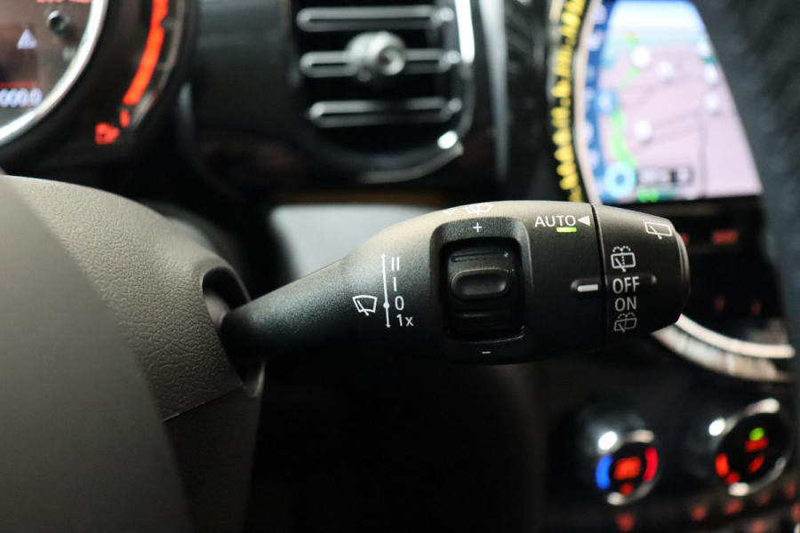 MINI Hatchback Cooper Camden Edition Automaat 5 deurs / Navigatiesysteem / DAB-Tuner / Bluetooth / Driving Assistant / LED-koplamp / Climate Control / Lichtpakket / Parkeersensoren / 16 Inch / Sfeerverlichting