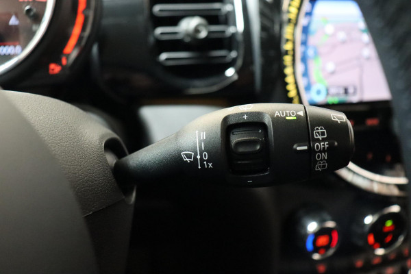MINI Hatchback Cooper Camden Edition Automaat 5 deurs / Navigatiesysteem / DAB-Tuner / Bluetooth / Driving Assistant / LED-koplamp / Climate Control / Lichtpakket / Parkeersensoren / 16 Inch / Sfeerverlichting
