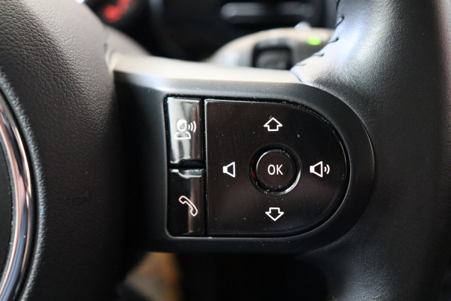 MINI Hatchback Cooper Camden Edition Automaat 5 deurs / Navigatiesysteem / DAB-Tuner / Bluetooth / Driving Assistant / LED-koplamp / Climate Control / Lichtpakket / Parkeersensoren / 16 Inch / Sfeerverlichting