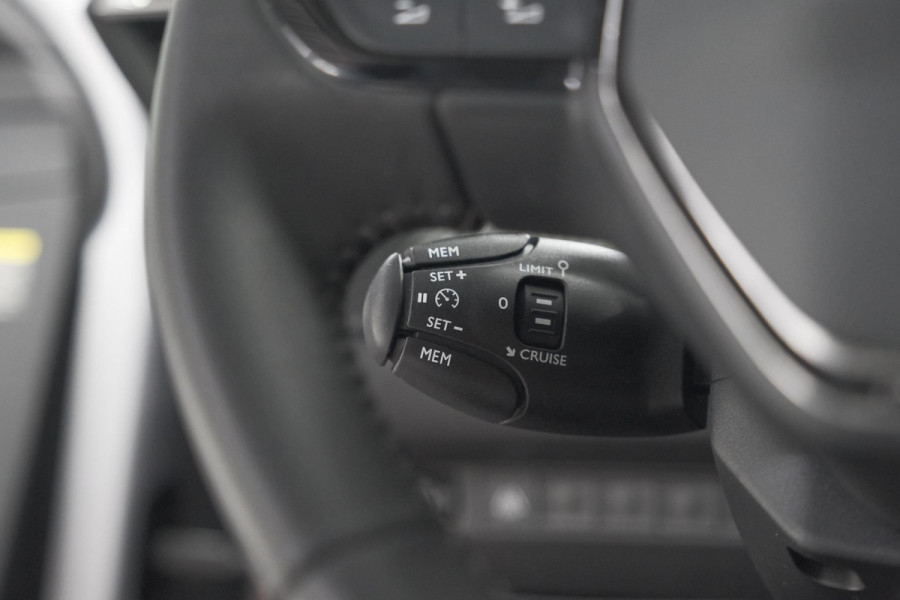 Peugeot 208 PureTech 100 Allure | Navigatie | Parkeersensoren | Apple Carplay