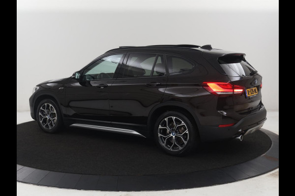 BMW X1 xDrive25e Business Edition Plus | SOH 91,4% | Panoramadak | Leder | Stoelverwarming | Sfeerverlichting | Cruise control | Navigatie | Park assist | PHEV