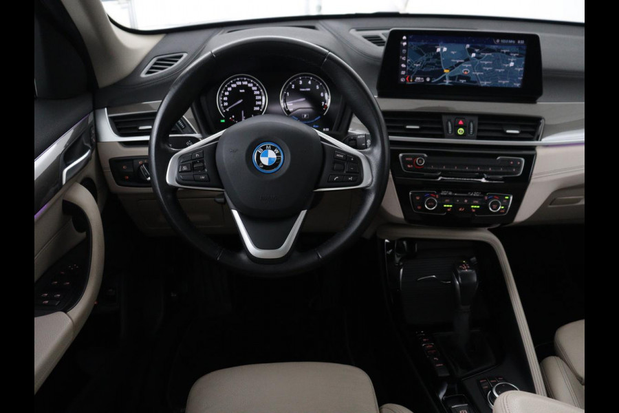 BMW X1 xDrive25e Business Edition Plus | SOH 91,4% | Panoramadak | Leder | Stoelverwarming | Sfeerverlichting | Cruise control | Navigatie | Park assist | PHEV